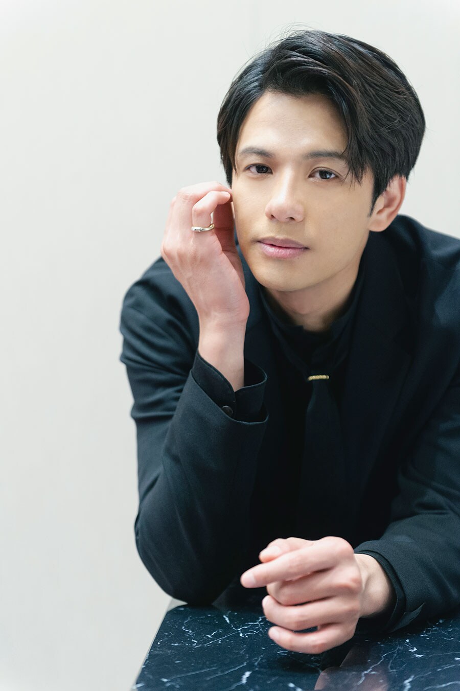 森崎ウィンが語る【SPY×FAMILY】 「彼の裏の顔をもっと知りたい…」 主人公ロイド・フォージャーの魅力 | 写真 | 4枚目