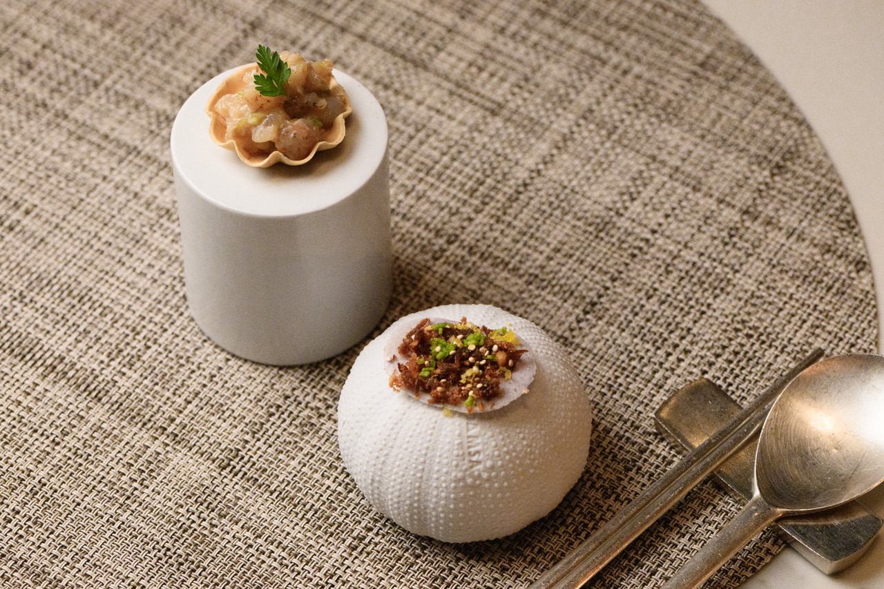 韓国食材をモダンに昇華した、アートピースのような一口サイズのウェルカムフード。