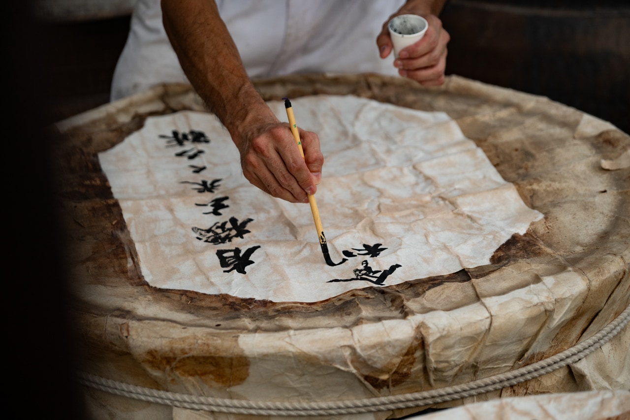 和紙で蓋をし、仕込んだ日を筆入れする。