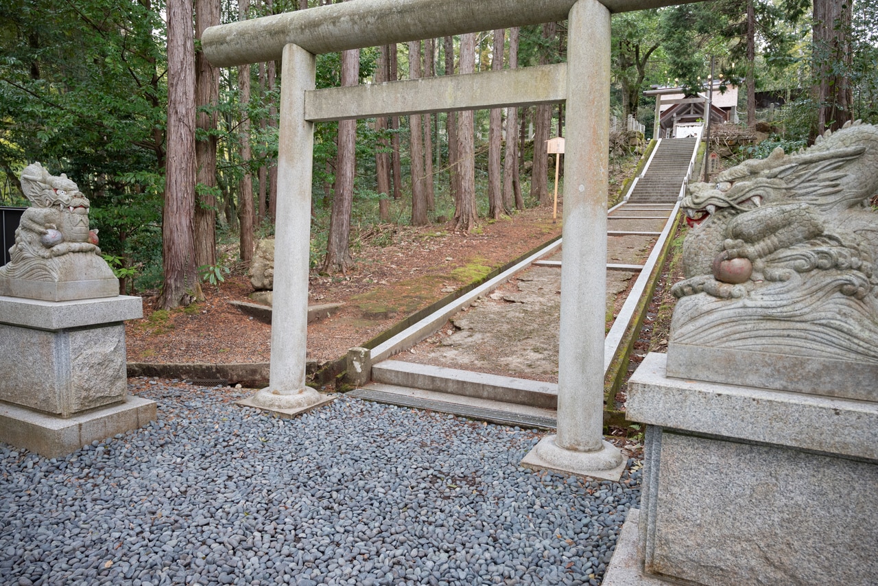 狛犬ならぬ、狛龍が祀られた、縄文時代からの歴史ある眞名井神社。