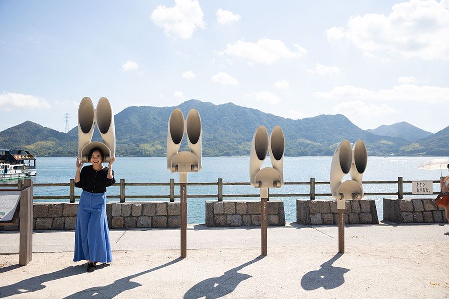 ウサギの耳を象った自然の音が聴こえる「集音器」も大久野島でも人気のフォトスポットです。