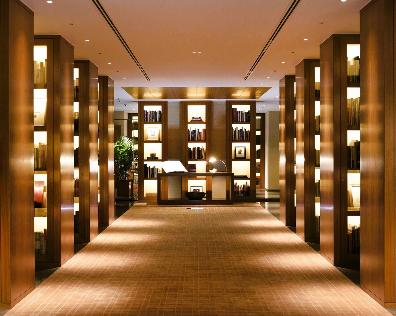 約19カ月に及ぶリニューアル休館を経て、新たに刻まれる至福の記憶。パーク ハイアット 東京の象徴として滞在ゲストの気分を高揚させるライブラリーもこれまでと変わらぬ姿で。