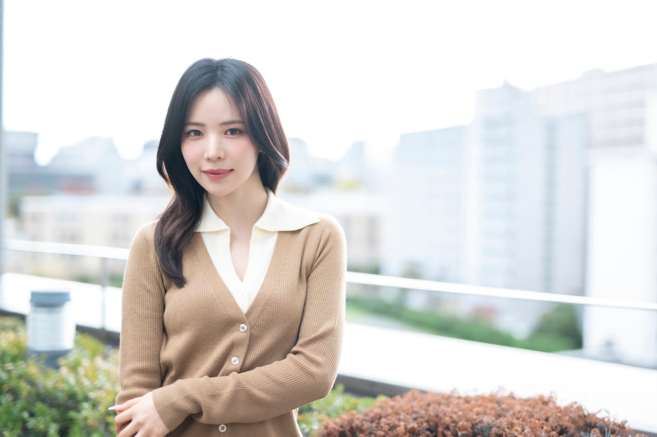 9人組ガールズグループ「NiziU」のMAYAさん。