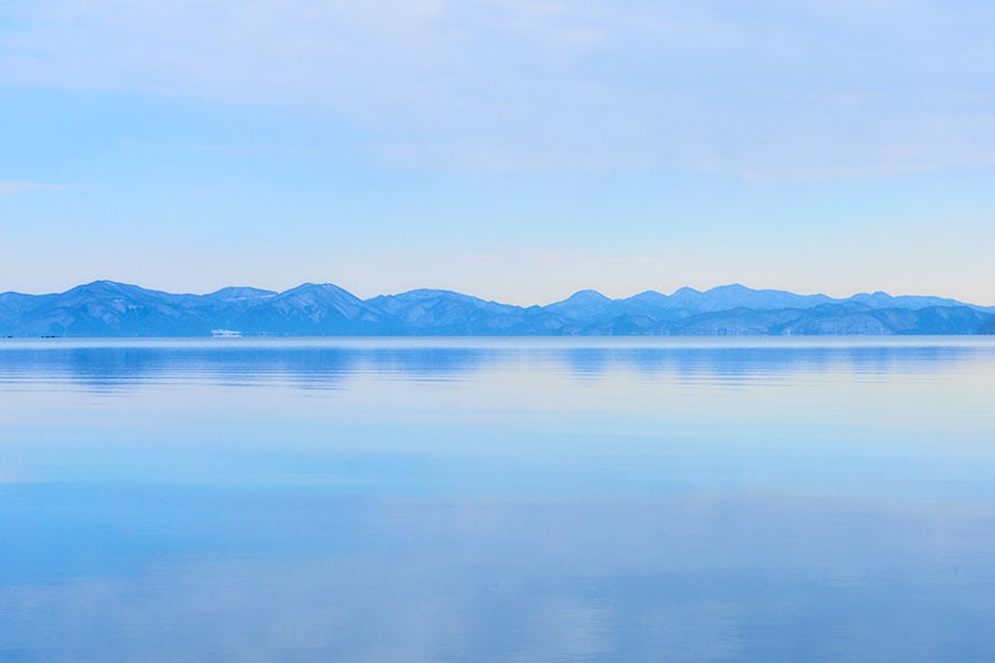 冬の湖面の景色も素晴らしい。