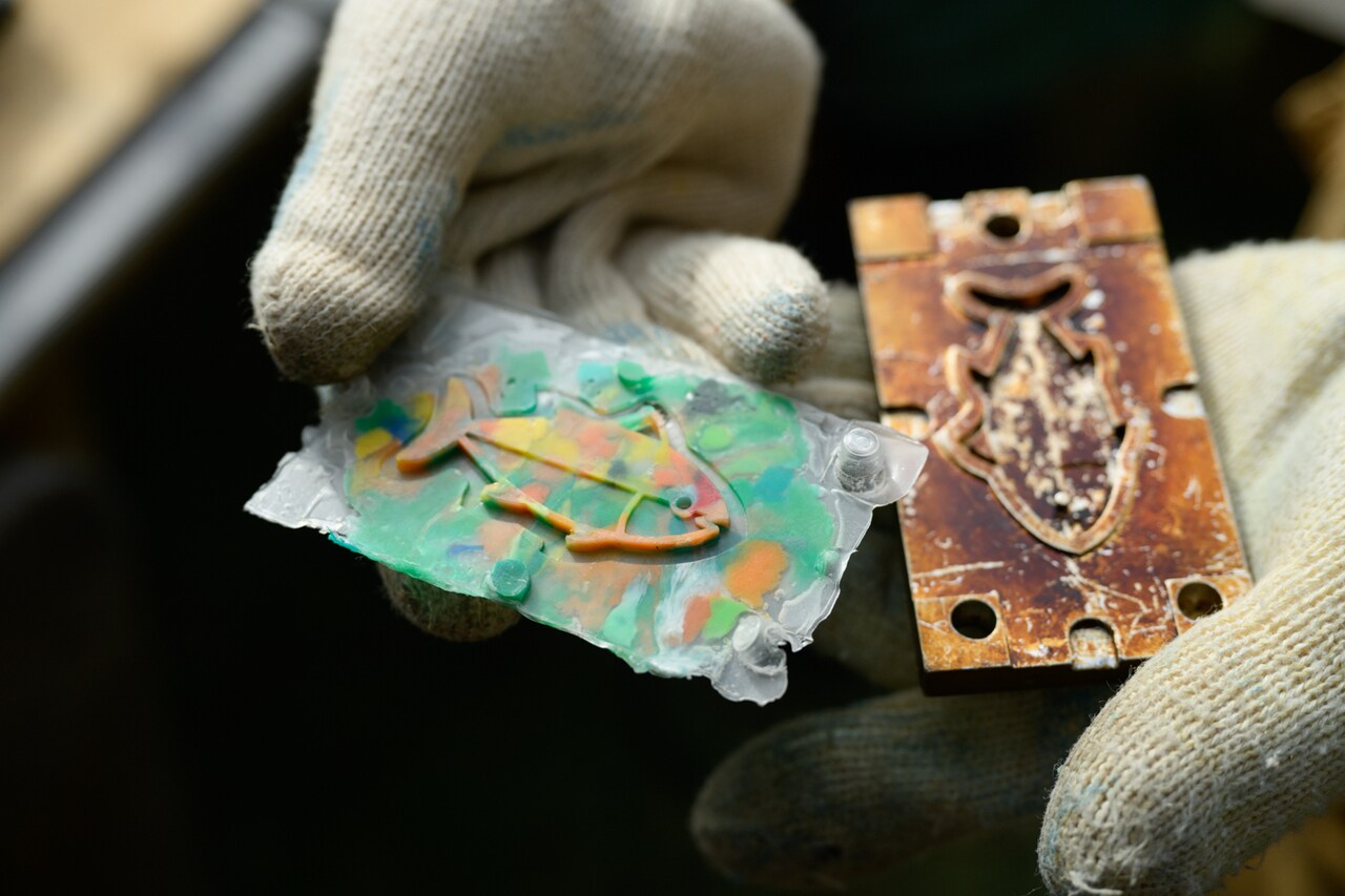 それを高熱でプレスし、溶かして成型する。