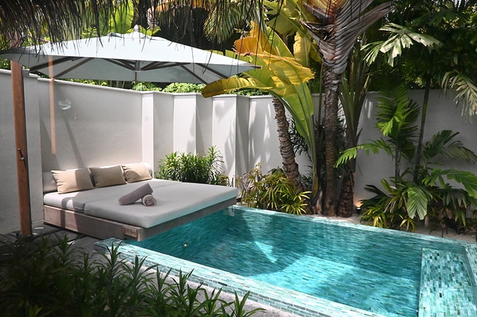 ビーチバンガローの裏手のプール。2つもプールが！