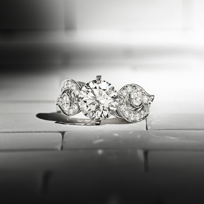 Van Cleef & Arpels ロマンス ダイヤモンドリング ソリティア 私は今回、ロマンスソリティアを試着させて頂きました。センター