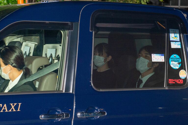 川嶋辰彦さんの家族葬に参列した小室圭さん、眞子さん　©文藝春秋