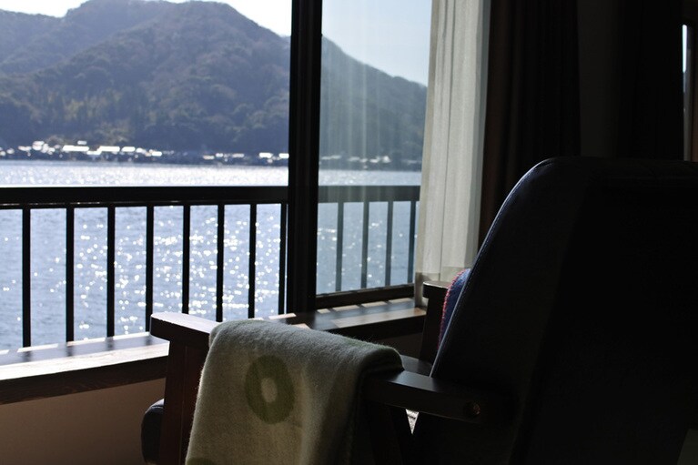 穏やかな伊根湾をのんびり眺める贅沢な時間。