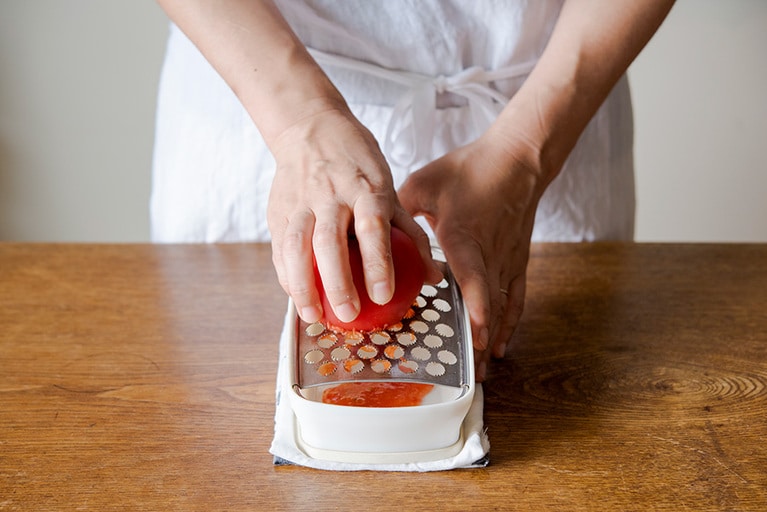 トマトはすりおろす。