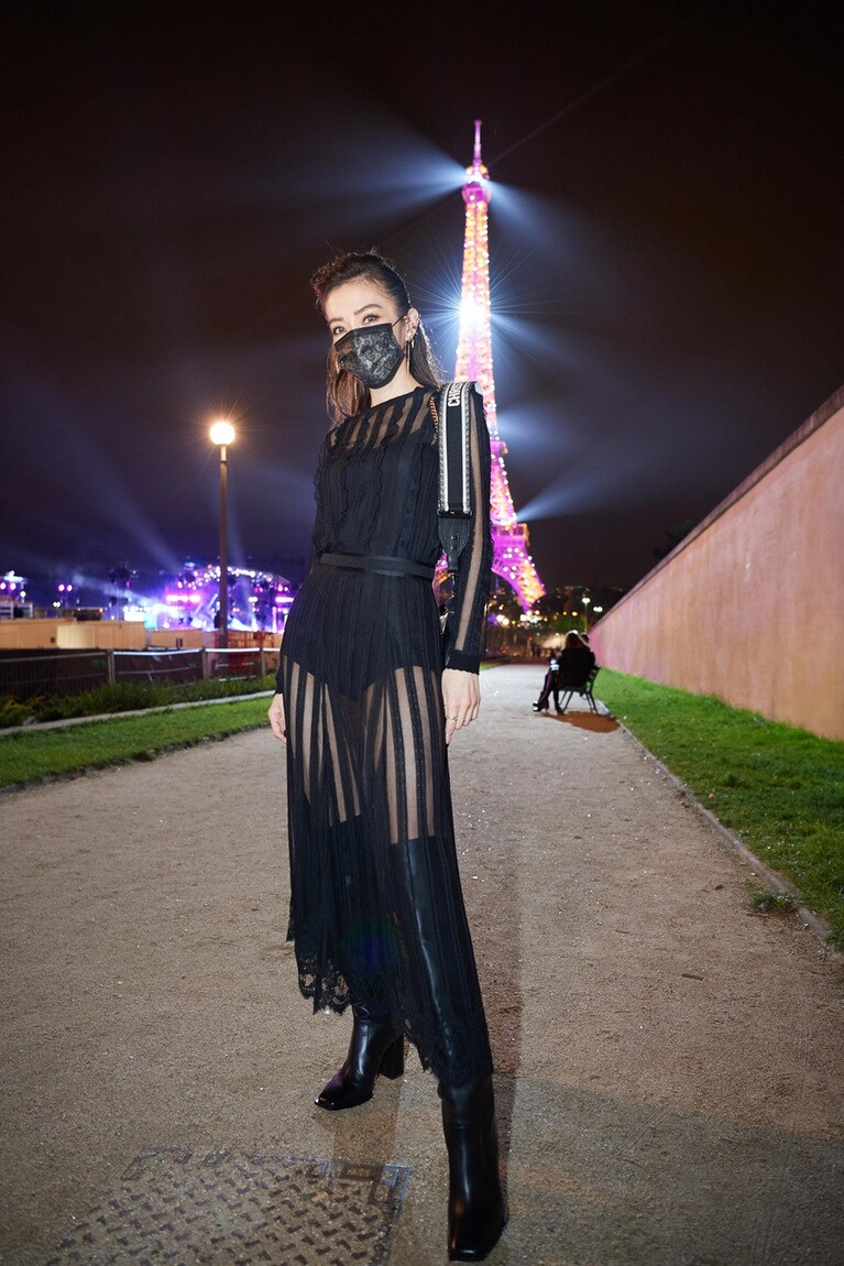 時にセクシー、時にコミカルな衣装でパワフルに踊り歌うステージングで知られる謝金燕さん。