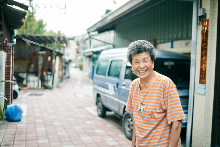 井戸端会議をしているお母さんに遭遇。「笑顔もヘアスタイルも決まってる！」