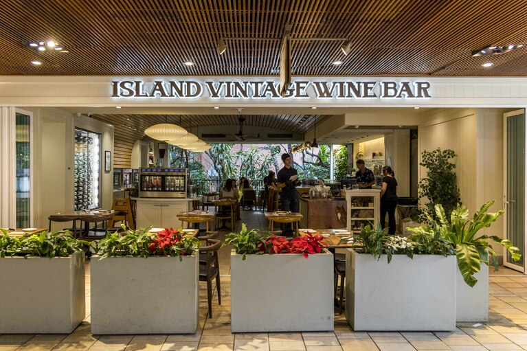 アイランド・ヴィンテージ・ワインバー。たまたま空いてる瞬間に撮影できたが、実際はひっきりなしに利用客が訪れる盛況ぶりだった。撮影／Akira Kumagai