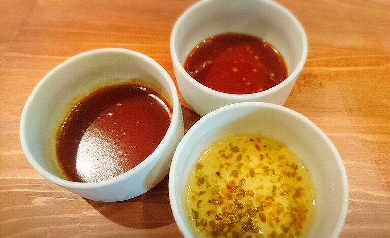 青木焼肉のタレ、山椒レモンダレ、旨辛味噌ダレの3種をお好みで。