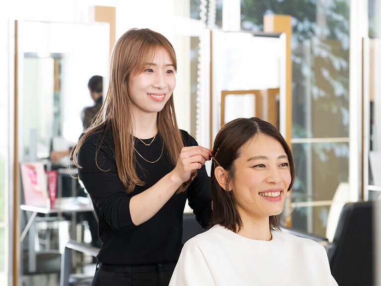 左：アヴェダ ライフスタイル サロン＆スパ 南青山 スタイリスト・小南さん。右：CREAアンバサダー 井上 智賀さん。