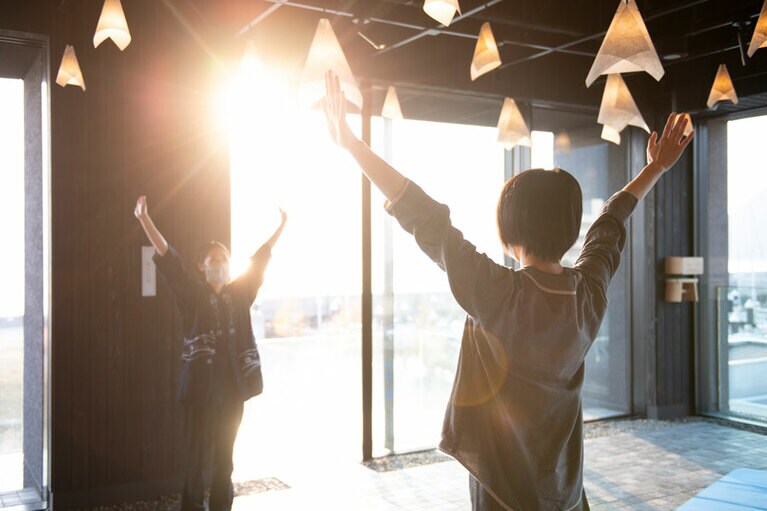 深呼吸をしながらのストレッチと、軽い有酸素運動を組み合わせた「現代湯治体操」。