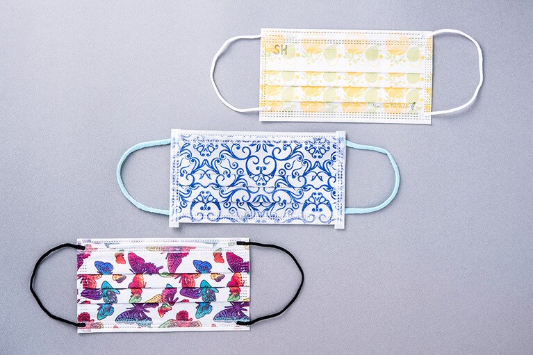 写真上：中秋節限定款(柚見玉兎) 50枚入り 400元／上好生醫 写真中：青花瓷(嫣然青花) 30枚入り 249元／台湾康匠 写真下：白鳳蝶 50枚入り 399元／丰荷開発