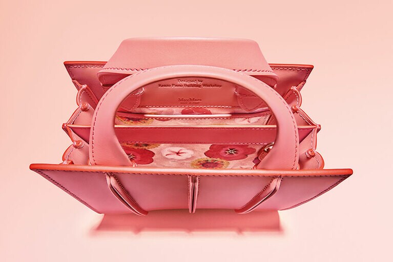 内側にほどこされたフローラルプリントが華やか。