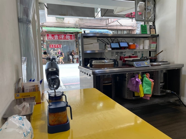 ここでちょっと裏情報。鶏肉飯は脂っこさがなく、冷めてもおいしく食べられるので、テイクアウトして翌朝に味わうのもOK。ただし、食べるときは冷蔵庫から出したての冷え冷えの状態ではなく、常温に戻すのがポイントです。