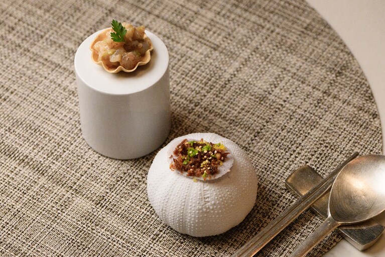 韓国食材をモダンに昇華した、アートピースのような一口サイズのウェルカムフード。