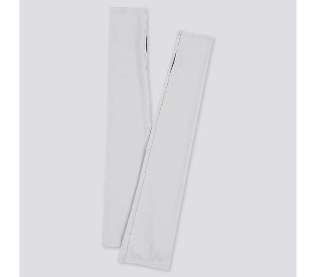 エアリズムUVカットメッシュアームカバー ロング LIGHT GRAY 990円。