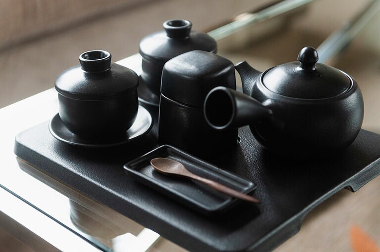 シックなティーセットでお茶を淹れたなら、心も安らぐ。