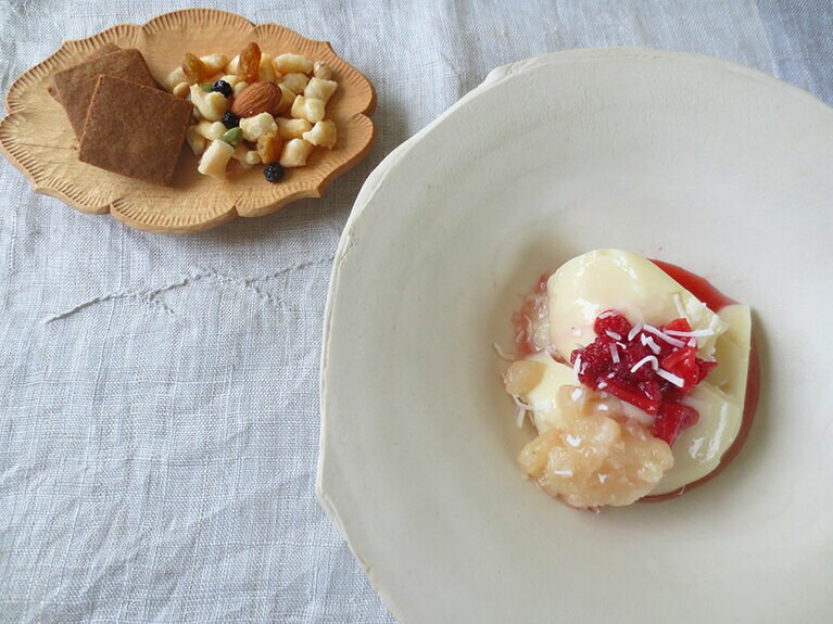 予約制の「喫茶」2,200円は、中国茶とお菓子。取材時は、豆花と豆花っぽい杏仁豆腐に自家製の白餡と苺ジャムをのせて。生姜シロップをかけ、アクセントにココナッツロング。