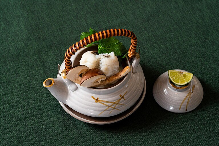 土瓶蒸し（鱧、松茸、三つ葉、酢橘）。