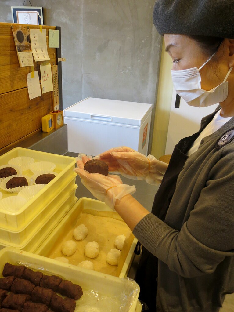 おはぎを仕上げる藤尾ゆりこさん。