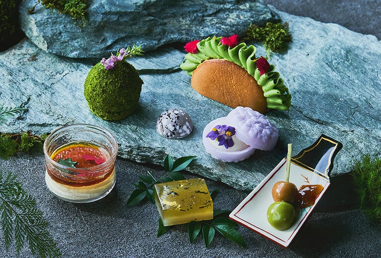 スイーツ（写真）やセイボリーには、抹茶、玉露、煎茶、番茶、むぎ茶が使用されている。