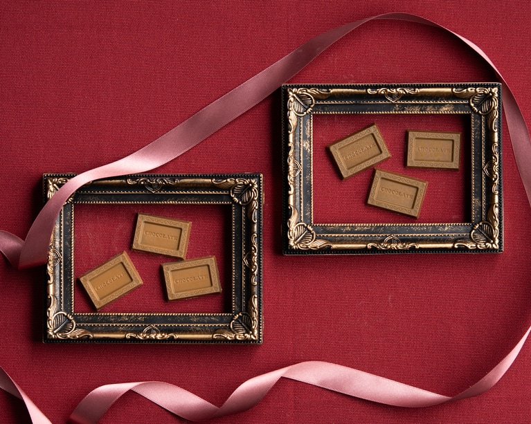 成城石井 素材を味わうアップルティーチョコレート／素材を味わうアールグレイティーチョコレート（2026年1月下旬発売予定） 各180g、1,350円。