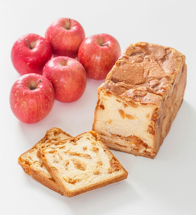 「1本にりんごを5～6個もたっぷり使用した食パン」ずっしり贅沢りんご食パン 3,024円(1.5斤)／Little Princess(リトルプリンセス)