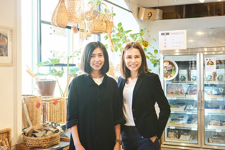 神農生活でプランニングディレクターを務める李さん（左）と、オペレーションディレクターを務める黃さん（右）。「生産者の方々との対話を大切にし、地方の食や文化を神農生活を通じて広げていきたいです」