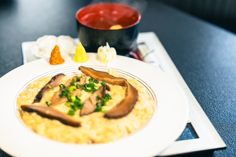 湯葉の繊細な風味をさまざまな薬味で味わう。
