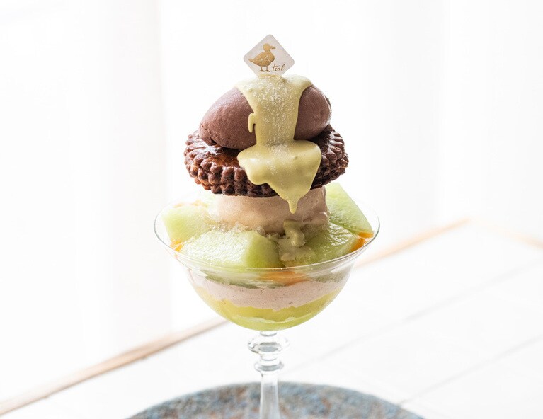 「メロンとカカオのパフェ」3,455円。1ドリンクオーダー制。