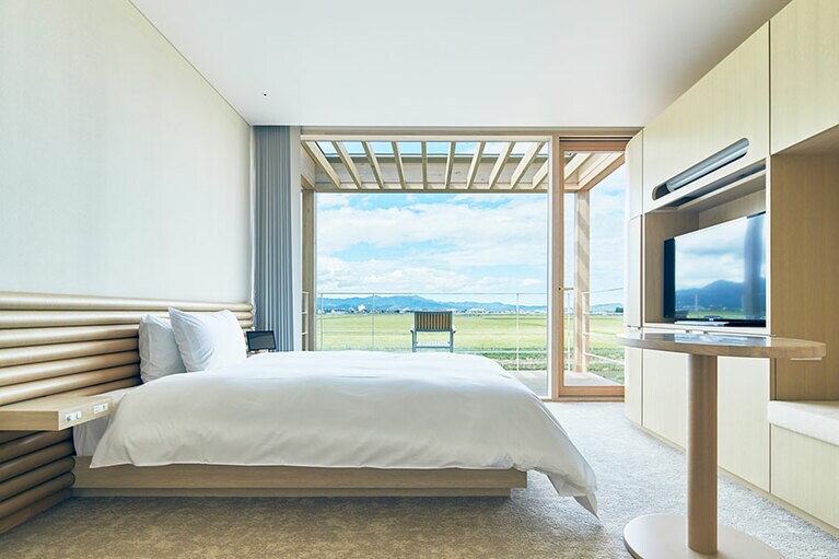 坂 茂さんを象徴する素材、紙管を取り入れた客室。