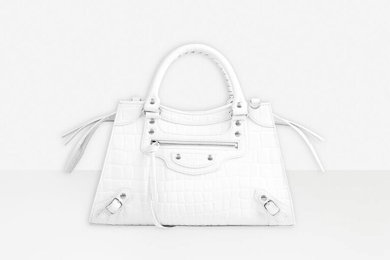 「ネオ クラシック シティ S」WHITE(クロコエンボスカーフスキン／エイジドシルバースタッズ)〈H19×W33×D14cm〉228,000円／バレンシアガ(バレンシアガ クライアントサービス)