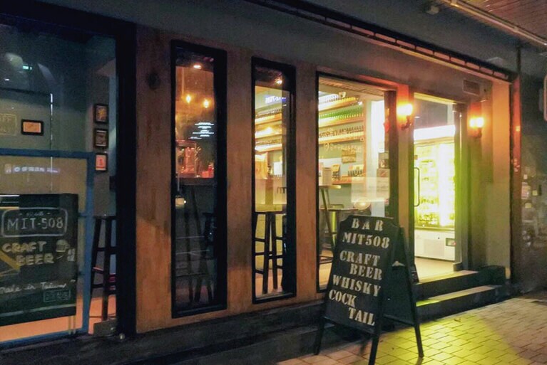 大きなガラス窓が目を引く外観。