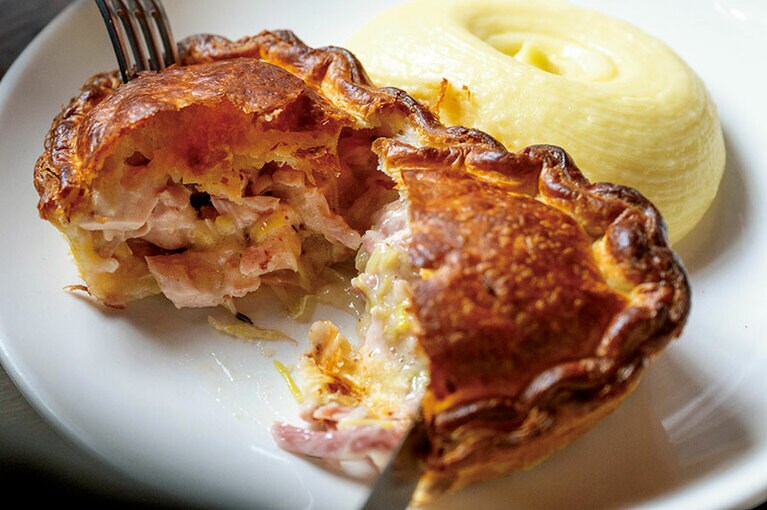 “チキン、ハム、リークのパイ＆マッシュ”£23。