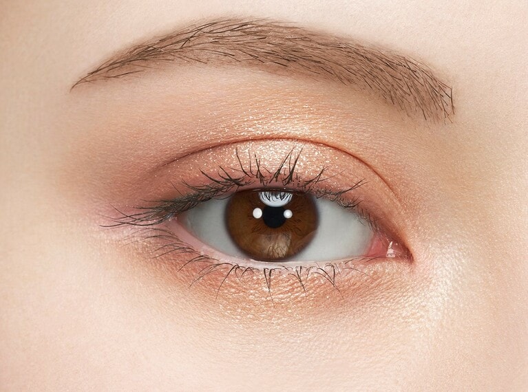 ケイト　ポッピングシルエットシャドウ OR-1 アプリコットポップ使用イメージ。