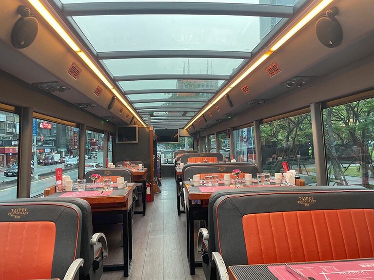 スケルトンタイプの天井なので車内は明るく、空の様子も楽しめます。