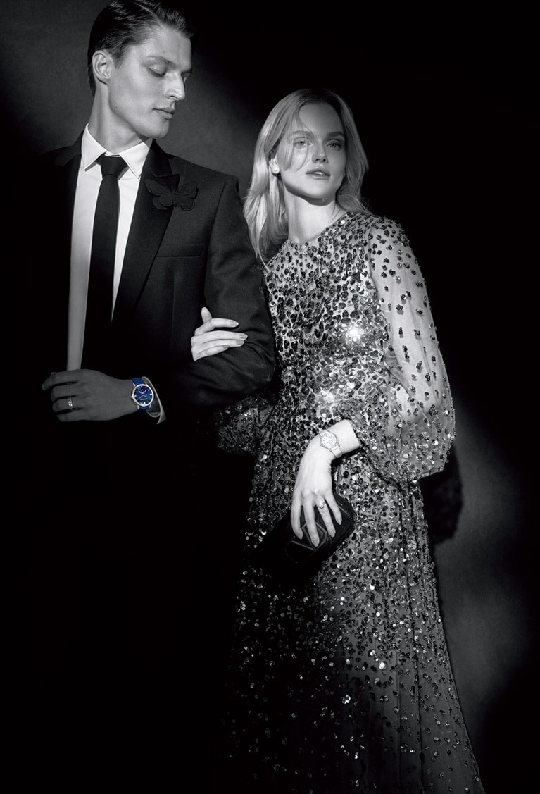 ［彼女］時計「ＨＷ ミッドナイト・オートマティック 29mm」（WG×DIA、アリゲーターストラップ、自動巻、ケース径29mm）3,135,000円　「ラウンドカット・イヤスタッズ」（PT×DIA）1,661,000円～、「ラウンドカット・ソリティア・ペンダント」（PT×DIA）1,166,000円～　「ラウンドカット・ソリティア・リング」（PT×センターDIA0.5ct～）1,221,000円～／すべてハリー・ウィンストン（ハリー・ウィンストン クライアントインフォメーション）　ドレス 3,080,000円／ヴァレンティノ　バッグ 324,500円／ヴァレンティノ ガラヴァーニ（ともにヴァレンティノ インフォメーションデスク）　［彼］時計「HW ミッドナイト・レトログラード セコンド オートマティック39mm」（WG×DIA、アリゲーターストラップ、自動巻、ケース径39mm）5,016,000円　「インフィニット・ワンラウンド・ウェディングバンド」（PT×DIA）726,000円／ともにハリー・ウィンストン（ハリー・ウィンストン クライアントインフォメーション）　ジャケット 539,000円 シャツ 104,500円　パンツ 187,000円／すべてヴァレンティノ　ネクタイ 35,200円／ヴァレンティノ ガラヴァーニ（ともにヴァレンティノ インフォメーションデスク）