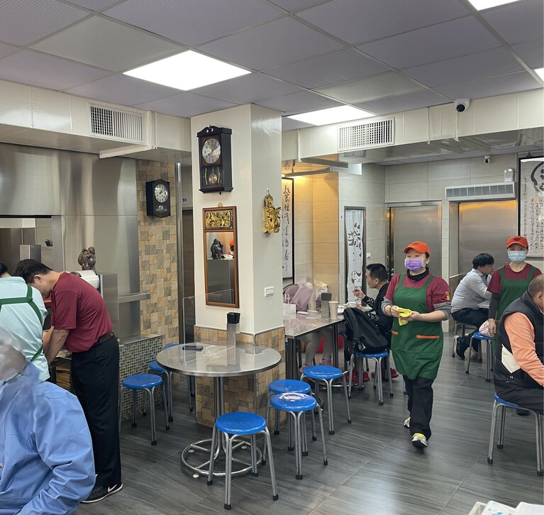 空いている席に次々と案内されるスタイルなので、外に行列ができていても意外と回転は早め。行列にひるまず並んでみてください。