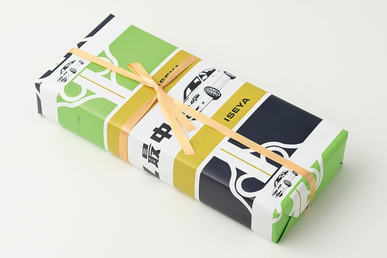 伊勢屋「スバル最中」 1,450円(10個入り)。包装紙にはスバルB4の線画がばっちりと／群馬県