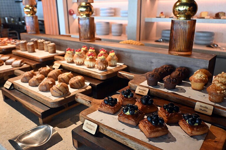 オーダーする卵料理と、ビュッフェ、ヌードルステーションなど、選びきれないほどのラインナップ。