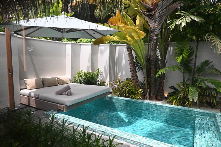 ビーチバンガローの裏手のプール。2つもプールが！