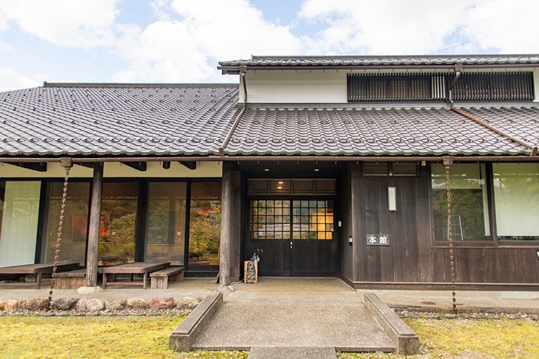 『飢餓海峡』などの作品で知られる水上勉さんの郷土への思いが詰まっている「若州一滴文庫」。