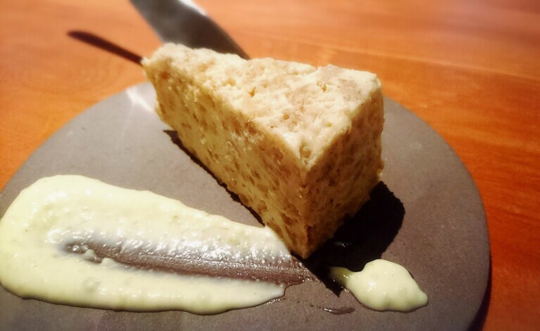 わさびソースをトッピングし、海苔に巻いて食べる。