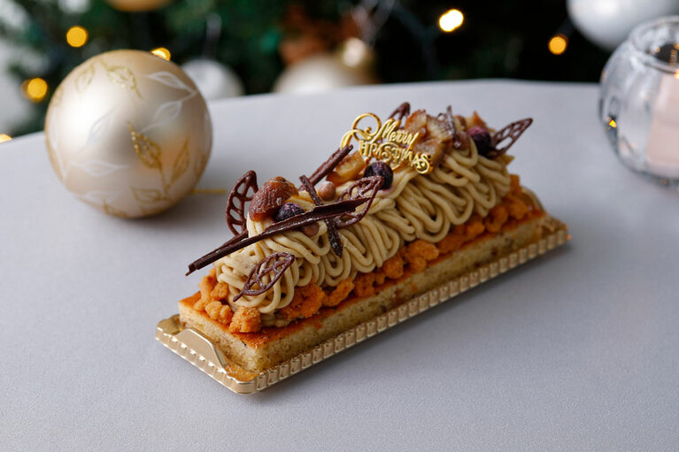 ウェスティンホテル東京「カシスとヘーゼルナッツのモンブラン」(5cm×15cm／3,300円)※アルコール使用。