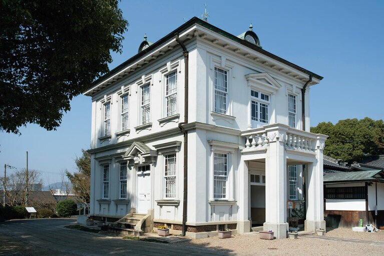 足立音衛門本店敷地（840坪）内に建つ洋館「お城カフェ」。